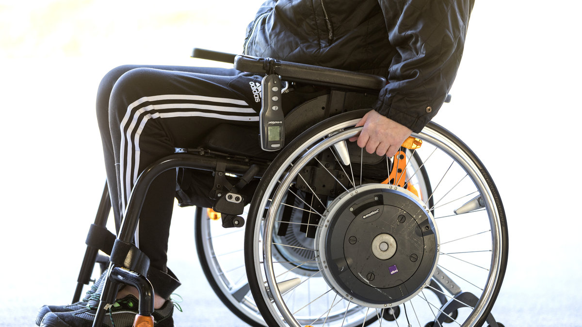 En rullstolsburen man blev utsatt för ett mordförsök i Malmö.